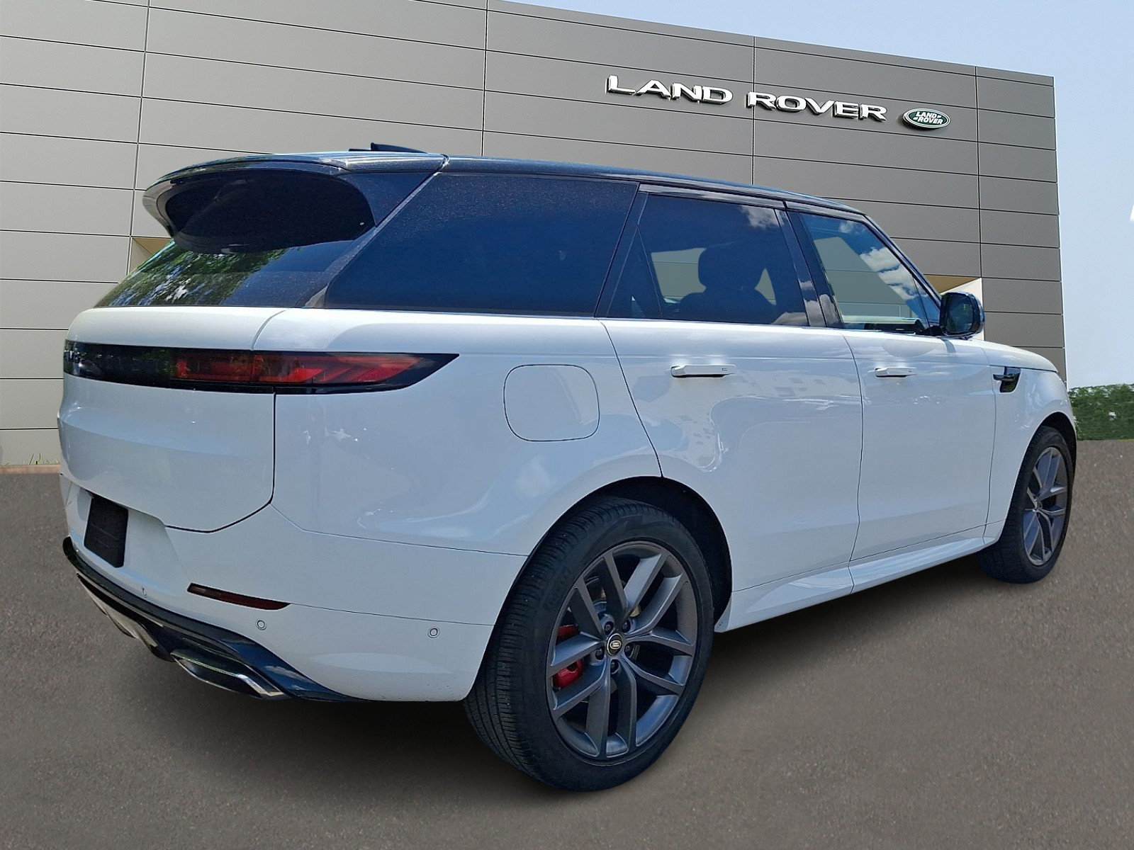 Used 2024 Land Rover Range Rover Sport Dynamic SE AWD/4WD image 2