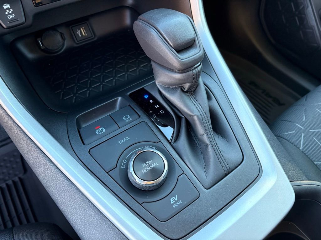 Used 2025 Toyota RAV4 XLE image 17