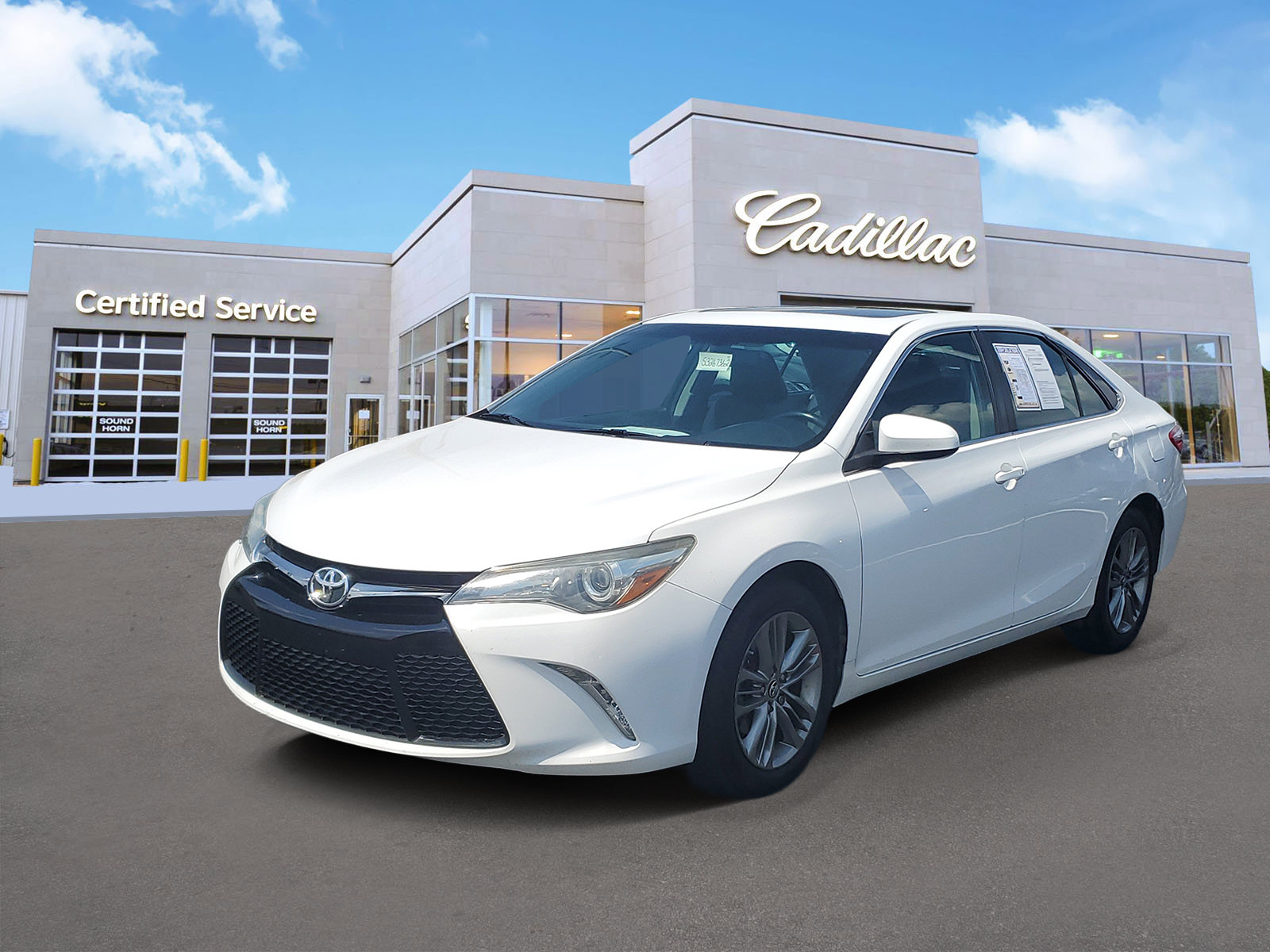 Used 2015 Toyota Camry SE w/ Moonroof Package FWD image 1