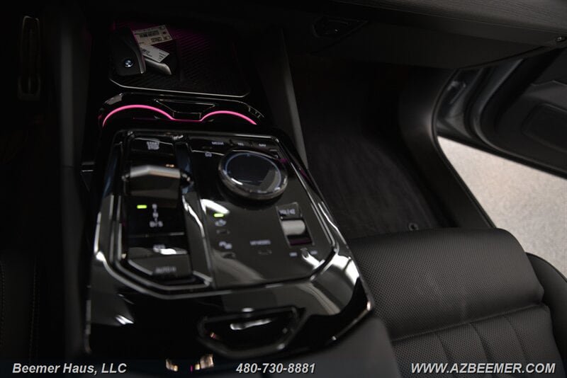 Used 2025 BMW 550e xDrive w/ Premium Package AWD/4WD image 39