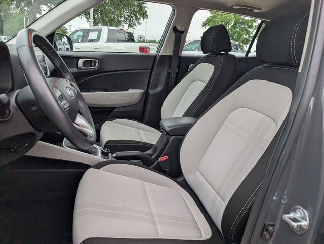 Used 2025 Hyundai Venue SEL FWD image 25