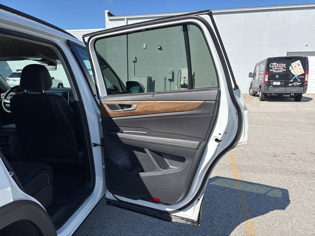 Used 2025 Volkswagen Atlas SE image 14