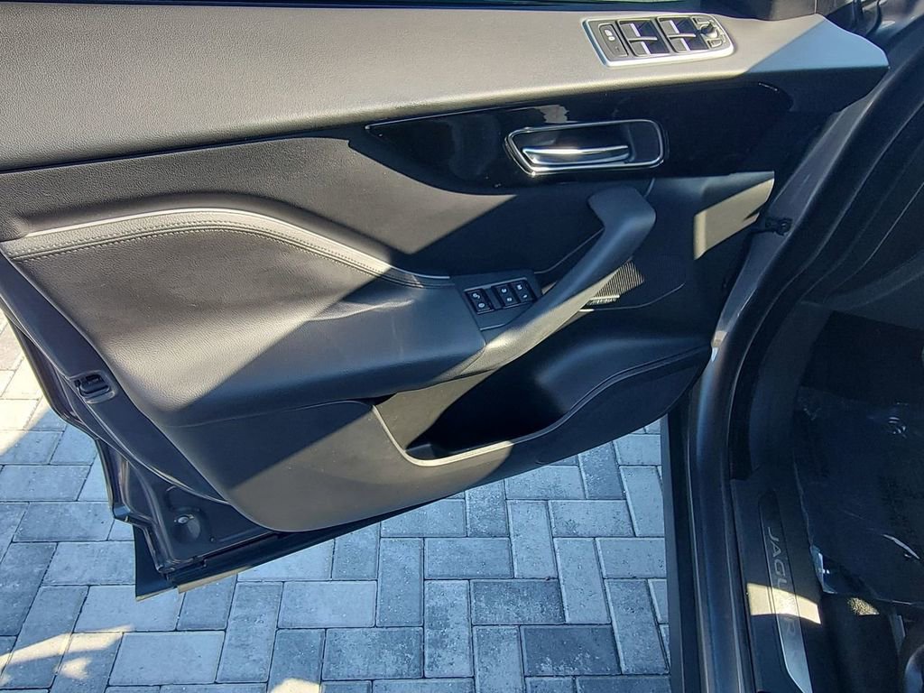 Used 2018 Jaguar F-PACE Premium image 23