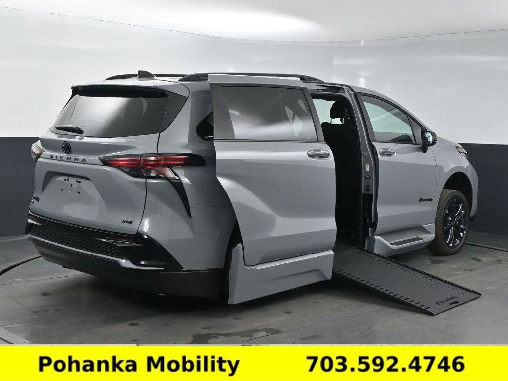 Used 2025 Toyota Sienna XSE image 23