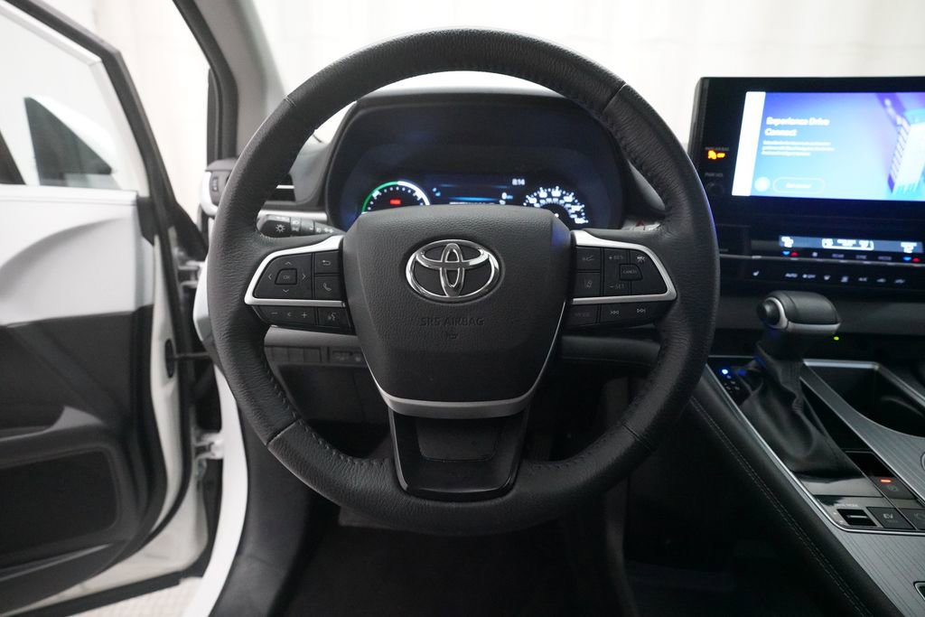 Used 2025 Toyota Sienna XLE FWD image 4