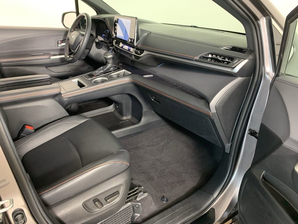 Used 2022 Toyota Sienna XSE image 40