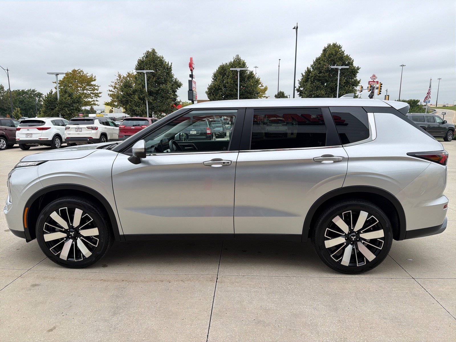 Used 2025 Mitsubishi Outlander SE AWD/4WD image 5