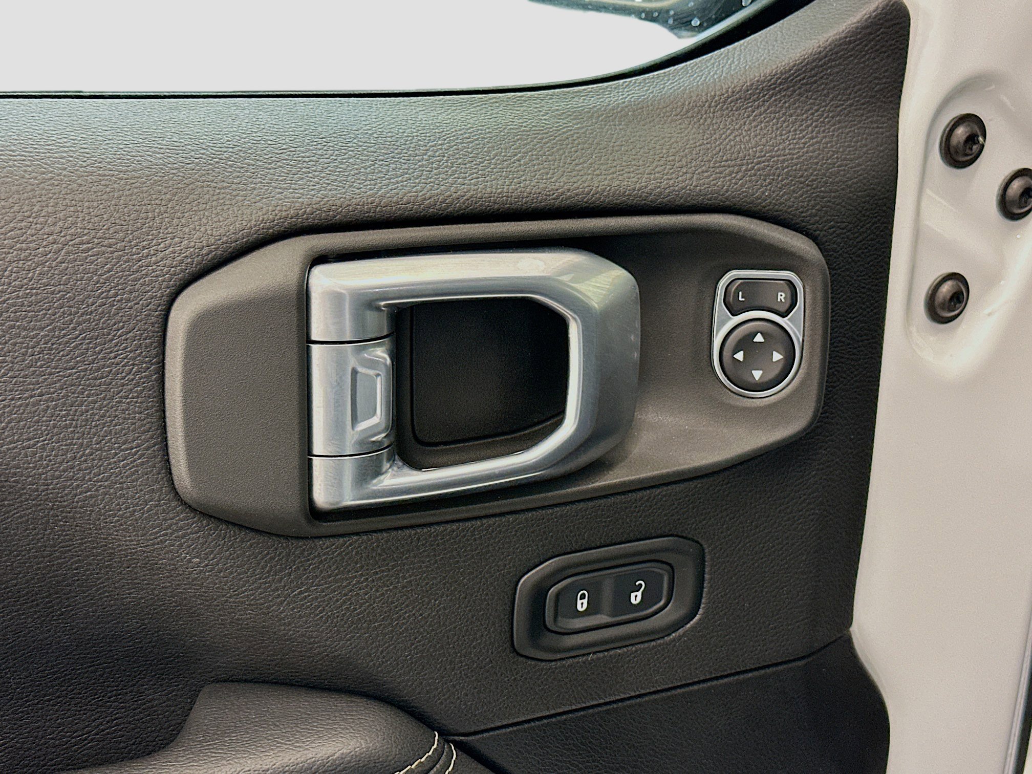 Used 2022 Jeep Wrangler Sahara AWD/4WD image 15