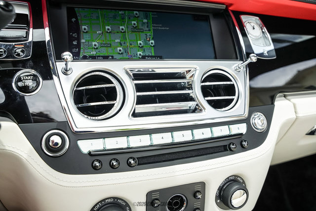 Used 2019 Rolls-Royce Dawn RWD image 54