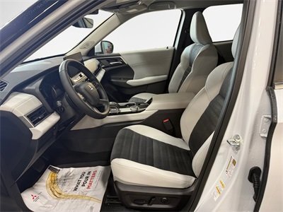 New 2025 Mitsubishi Outlander SE image 12
