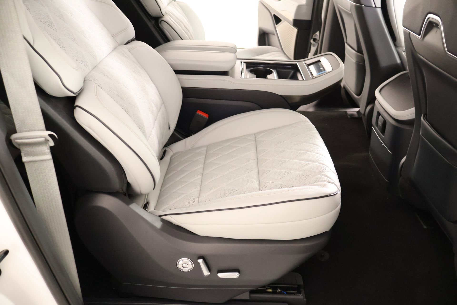 New 2026 Lincoln Navigator L Black Label w/ Black Label Special Edition image 16