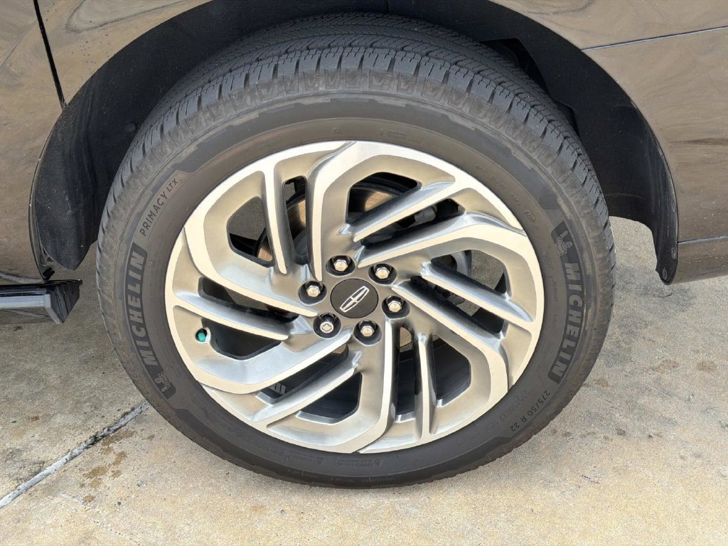 Certified 2025 Lincoln Navigator L Reserve AWD/4WD image 5