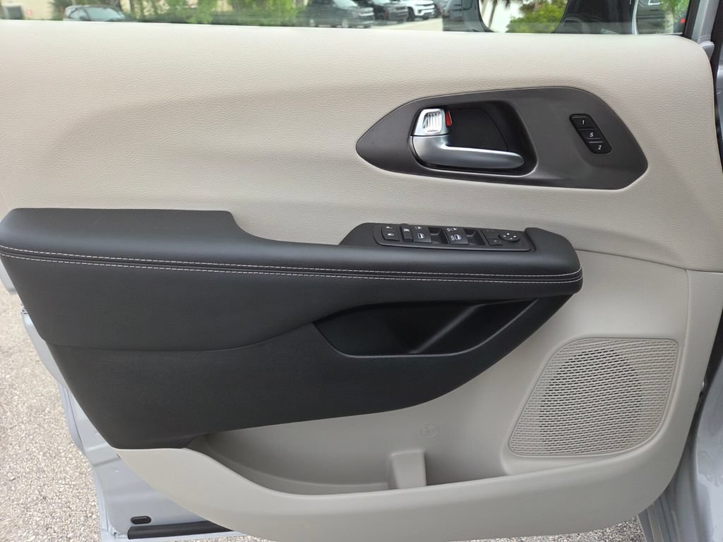 Used 2024 Chrysler Pacifica Touring-L FWD image 34