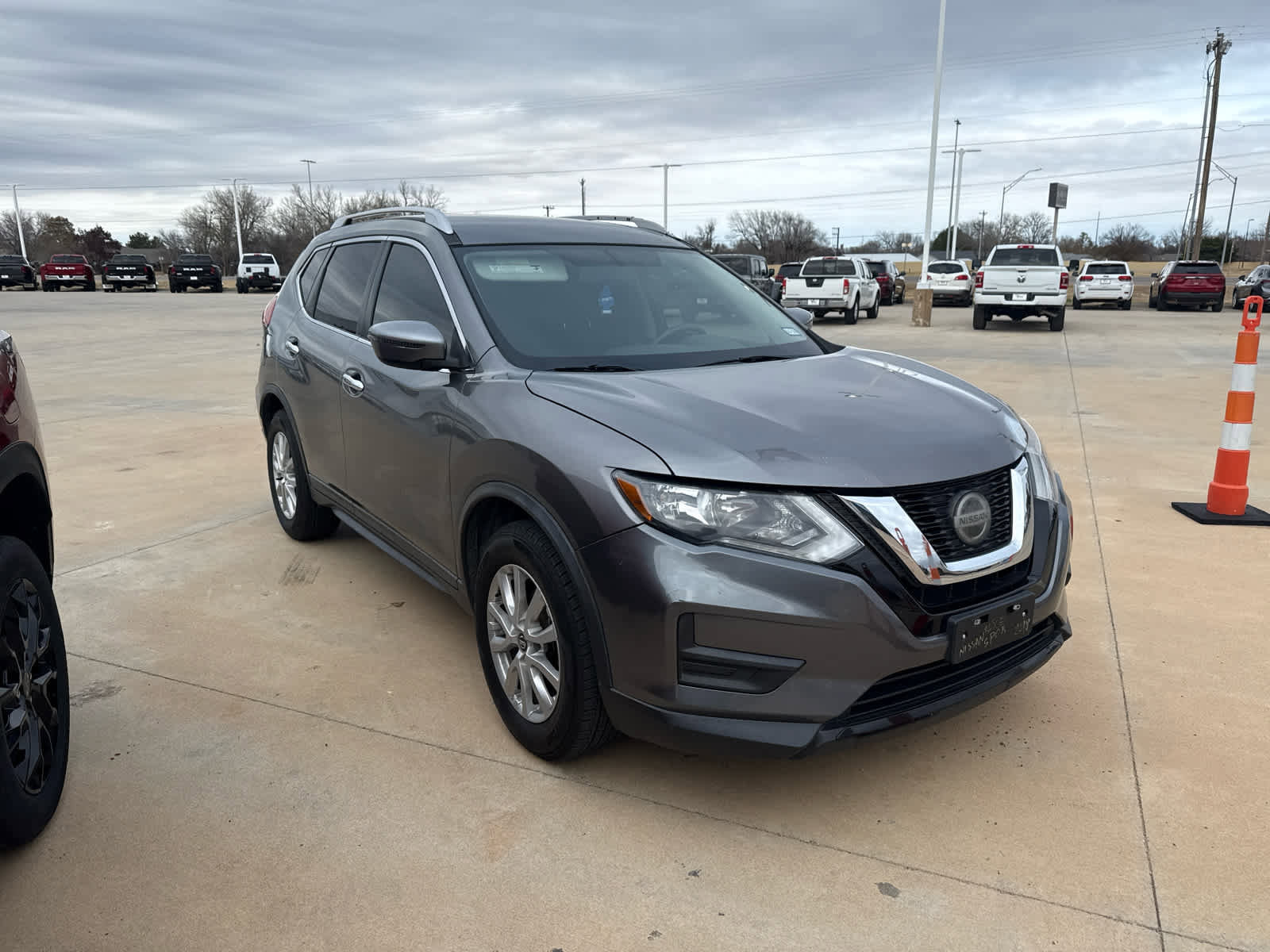 Used 2018 Nissan Rogue SV image 3