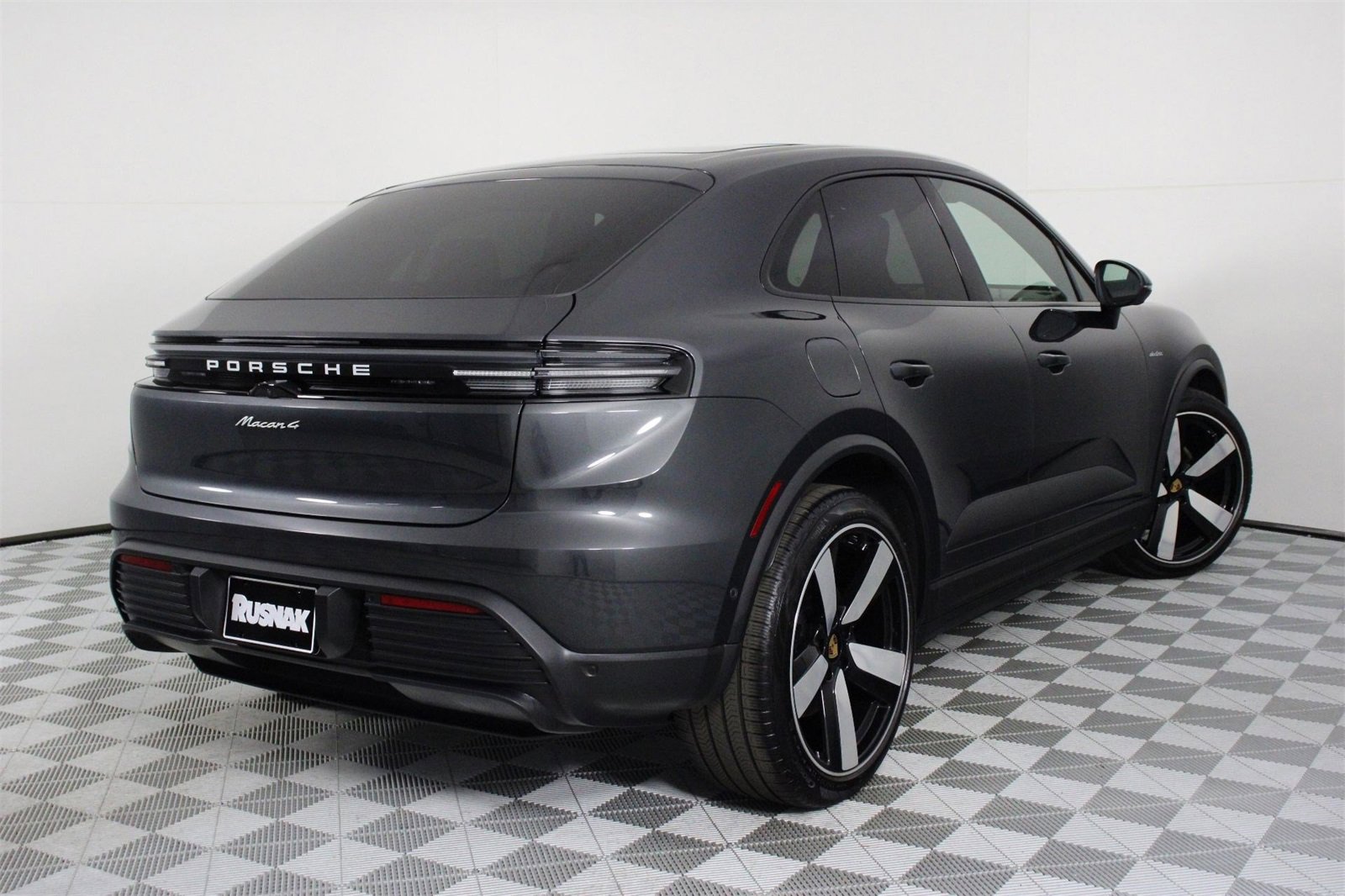 Used 2025 Porsche Macan 4 Electric image 7