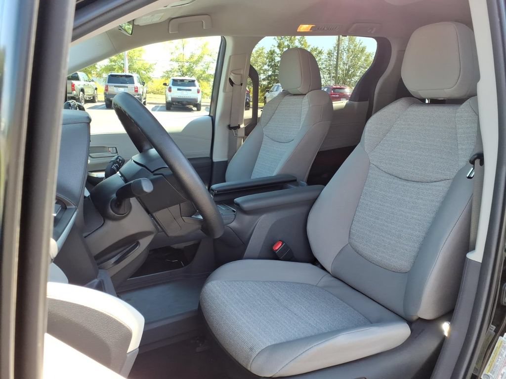 Used 2024 Toyota Sienna LE FWD image 2