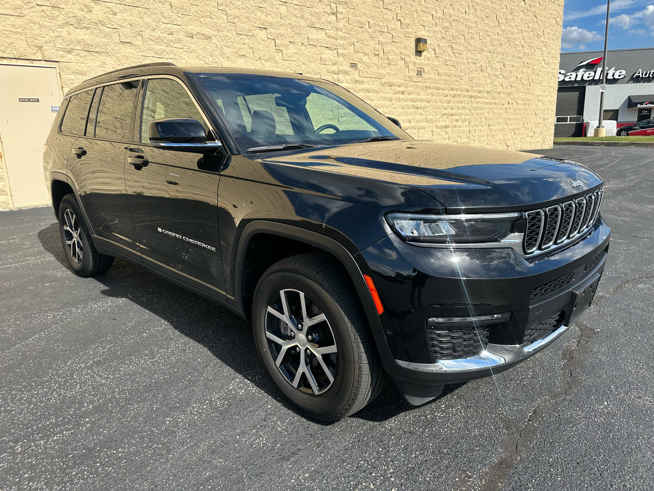 Used 2024 Jeep Grand Cherokee L Limited w/ Luxury Tech Group II image 7