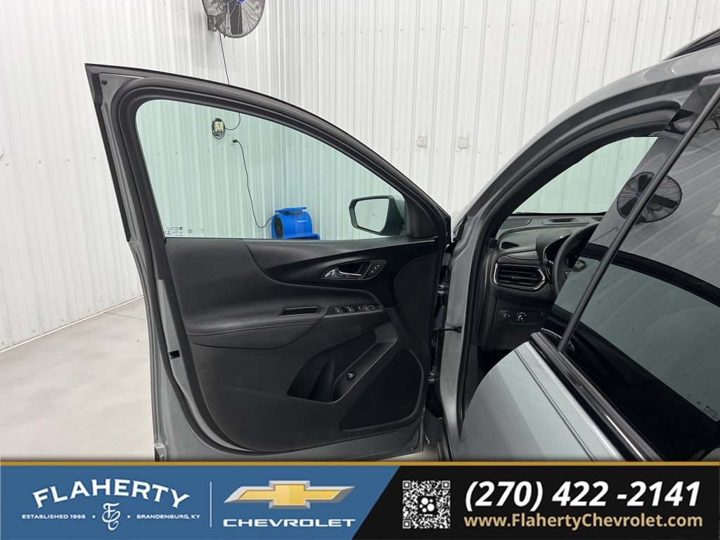 Used 2023 Chevrolet Equinox RS w/ LPO, Floor Liner Package FWD image 8
