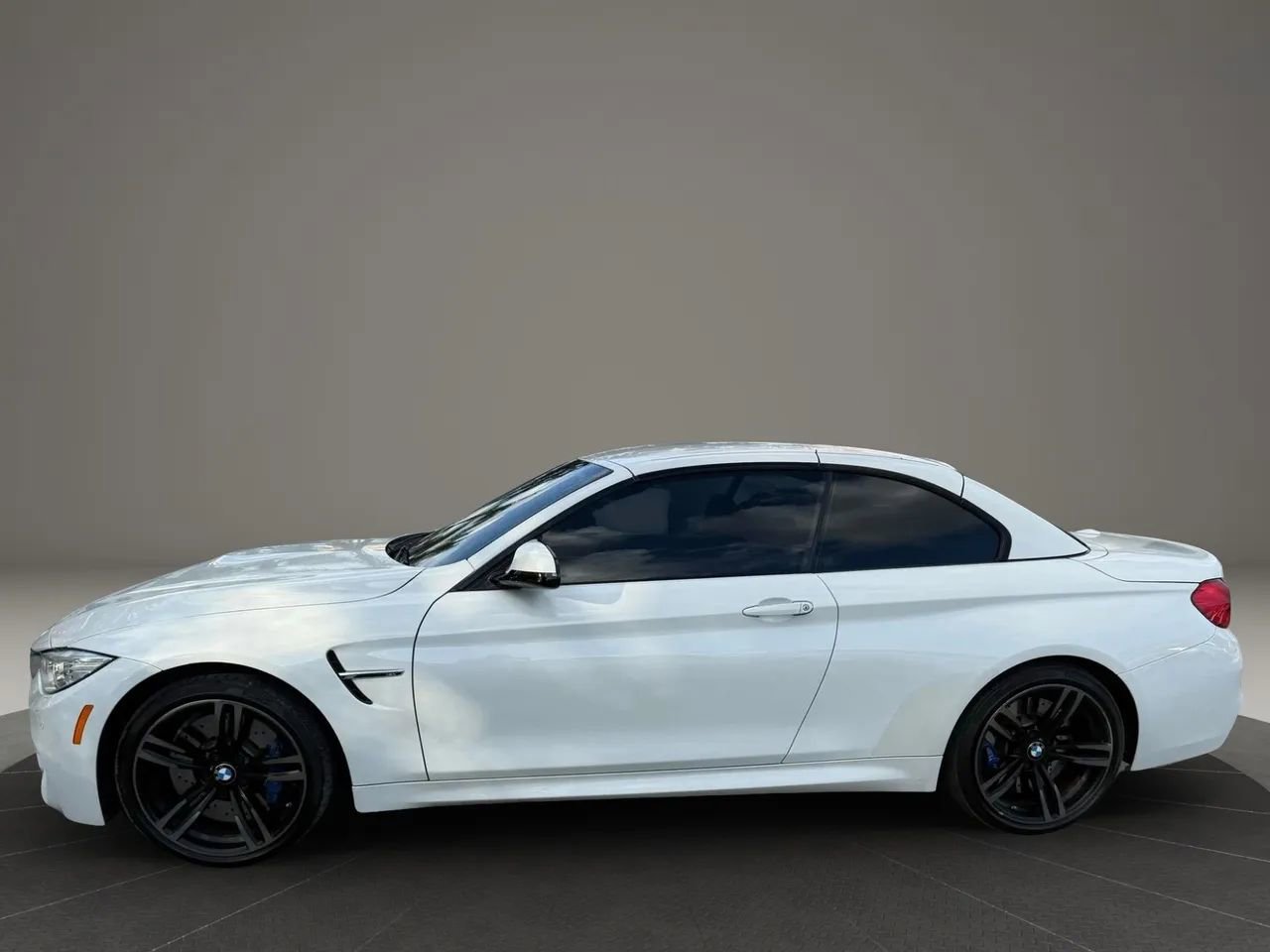 Used 2015 BMW M4 Convertible image 2
