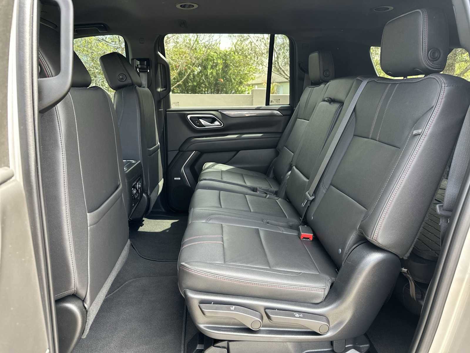 Used 2023 Chevrolet Suburban RST AWD/4WD image 17