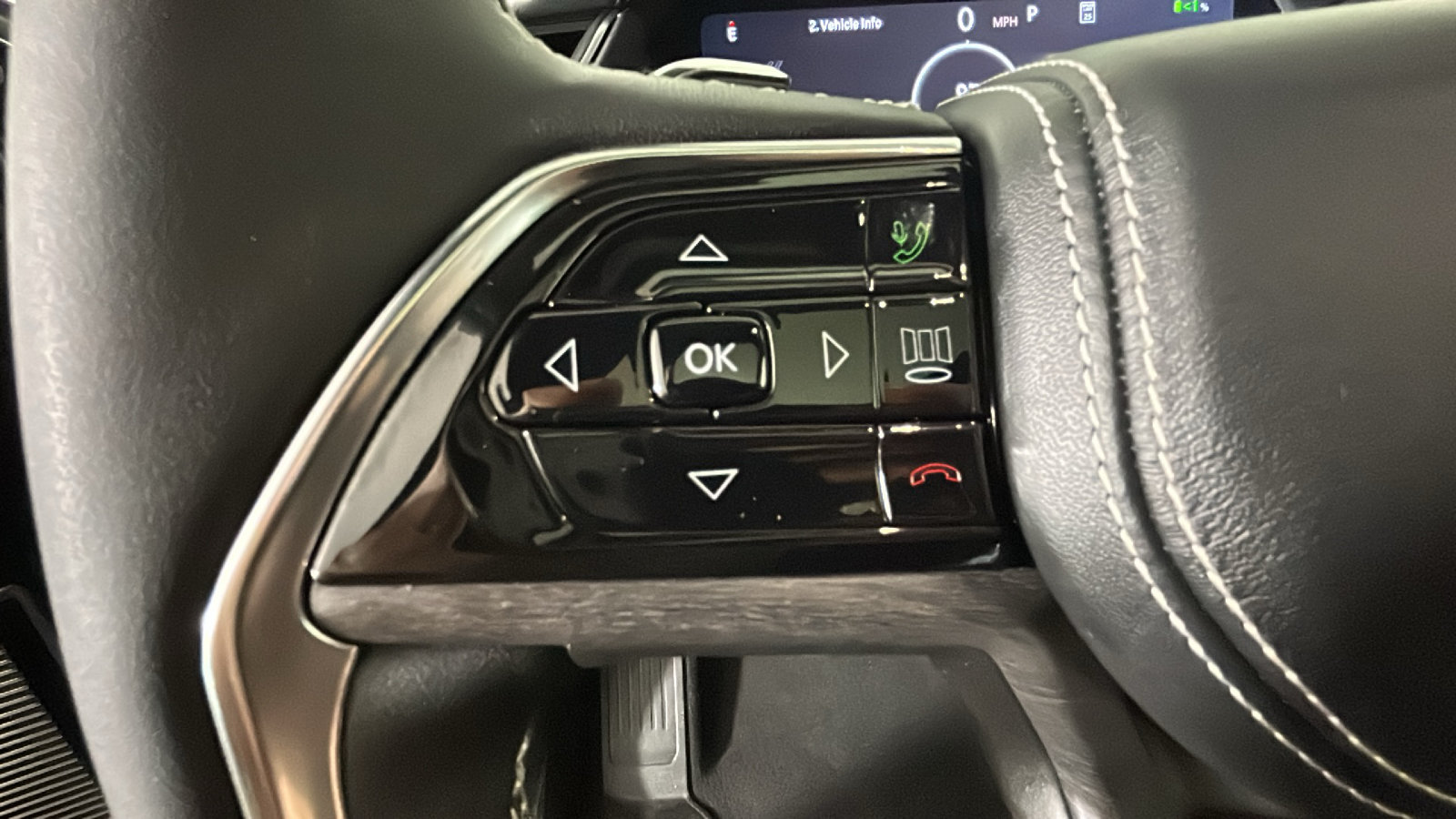 Used 2023 Jeep Grand Cherokee Overland w/ Luxury Tech Group IV AWD/4WD image 18
