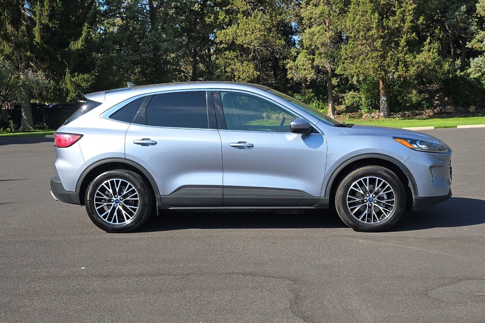 Used 2022 Ford Escape Titanium w/ Class II Trailer Tow Package image 3