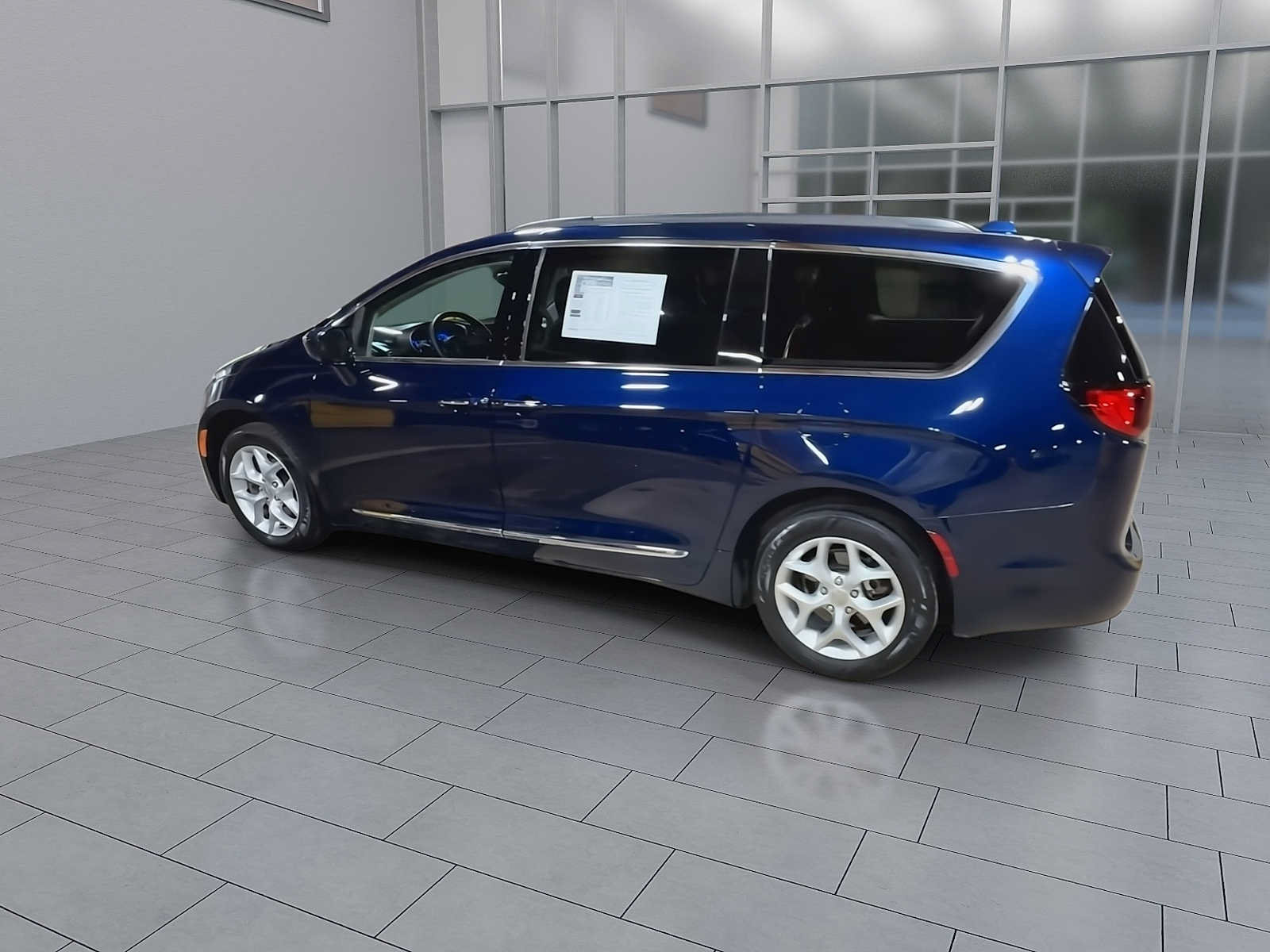 Used 2017 Chrysler Pacifica Touring-L w/ Tire & Wheel Group FWD image 6