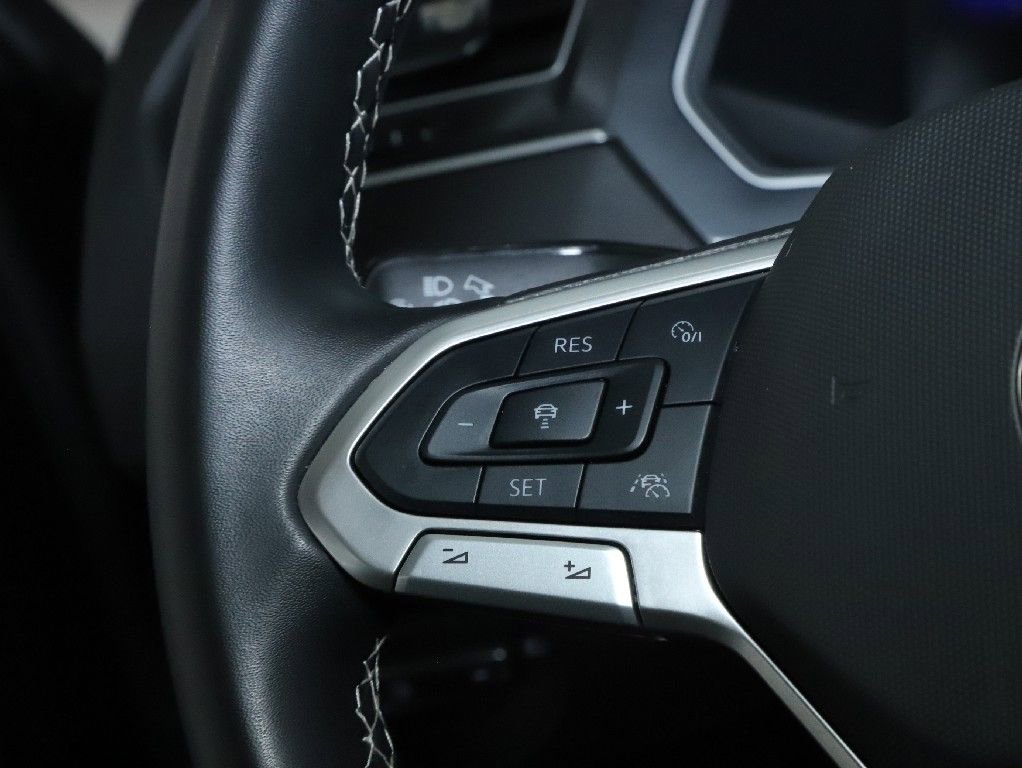 Used 2024 Volkswagen Tiguan SE image 23