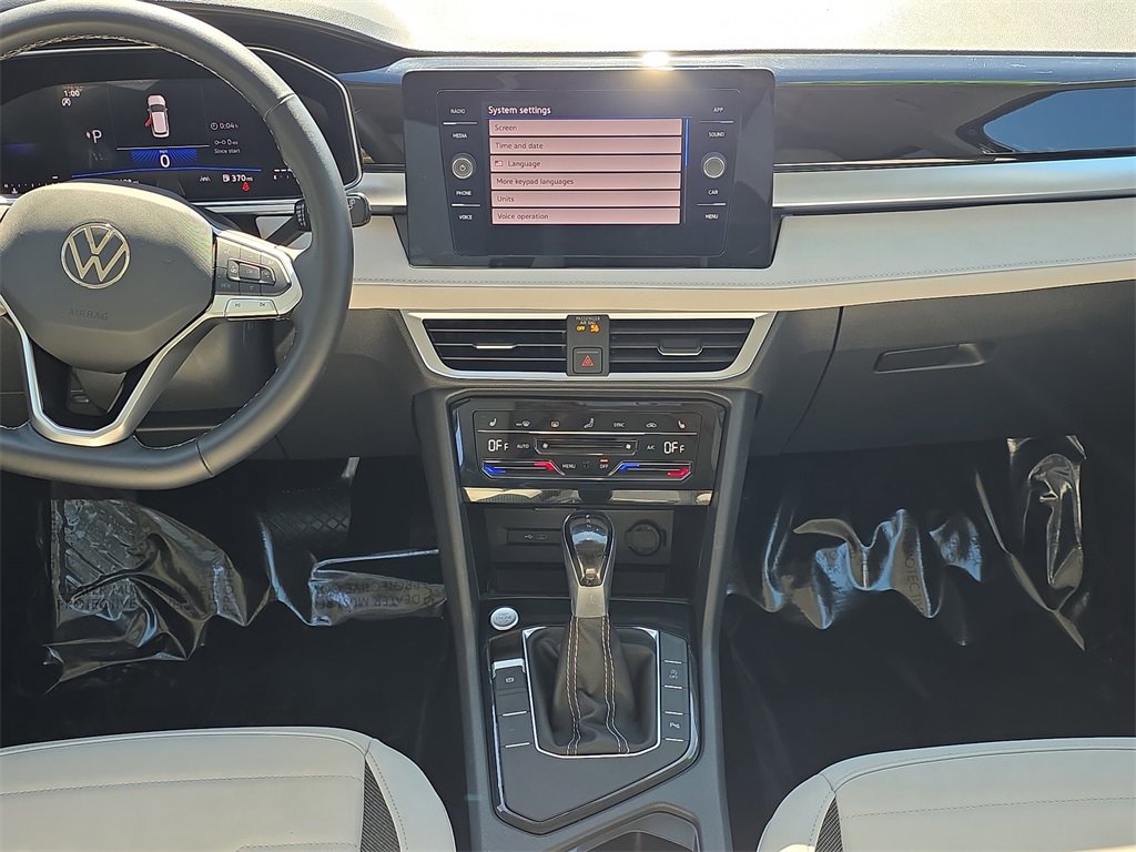 Used 2025 Volkswagen Taos SE image 15