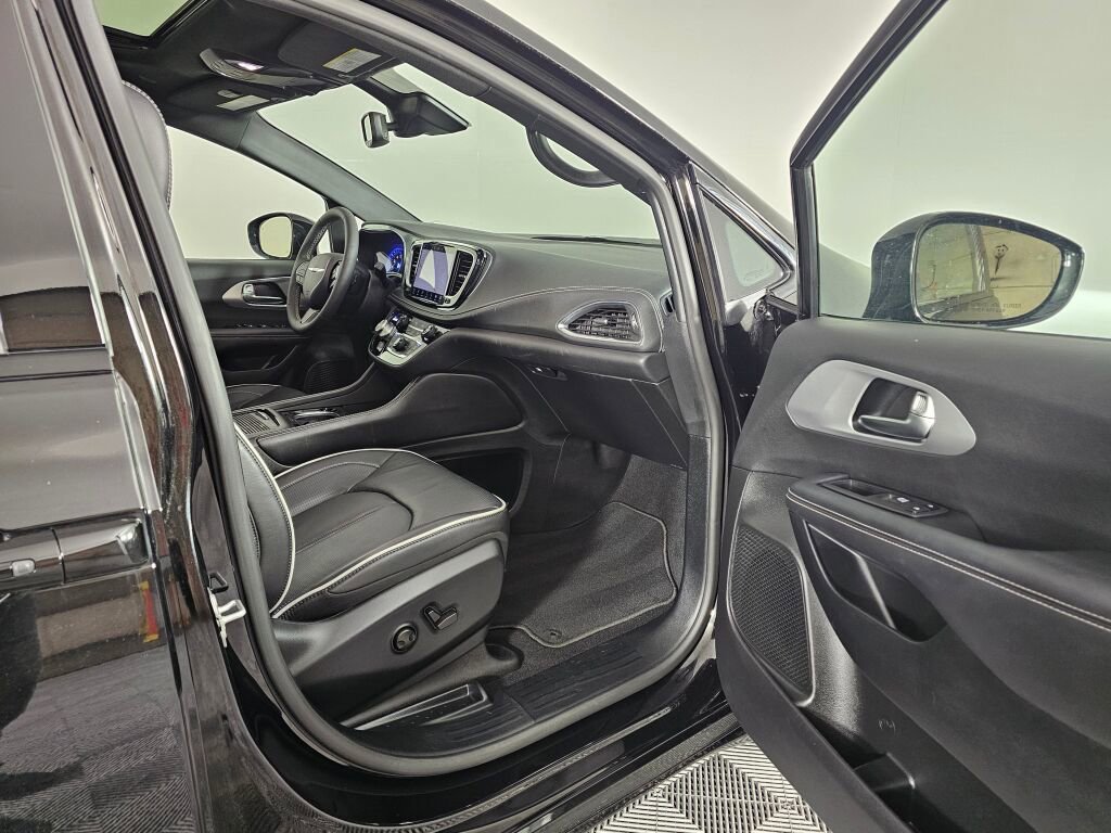 Used 2026 Chrysler Pacifica Limited w/ S Appearance Package image 39