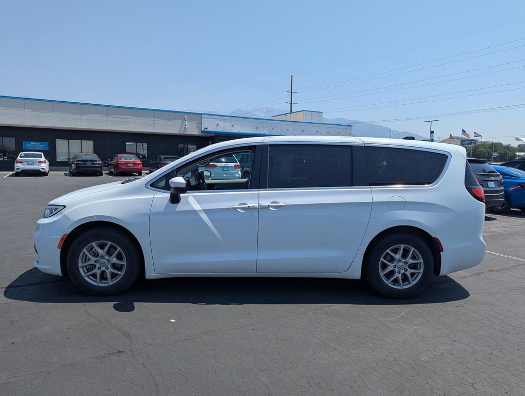 Used 2023 Chrysler Pacifica Touring-L FWD image 8