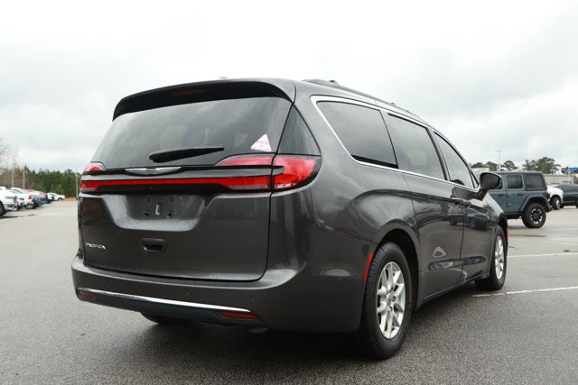 Used 2022 Chrysler Pacifica Touring-L image 6