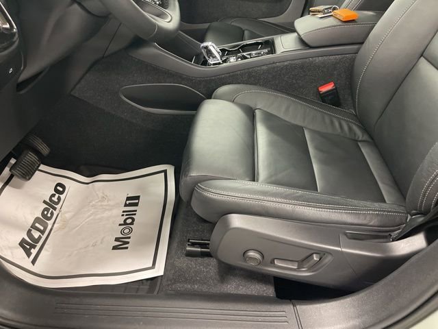 Used 2023 Volvo XC40 B5 Plus w/ Driver Assist Package image 12
