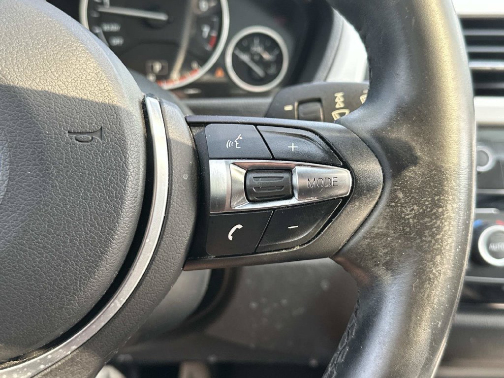 Used 2017 BMW 320i Sedan RWD image 29