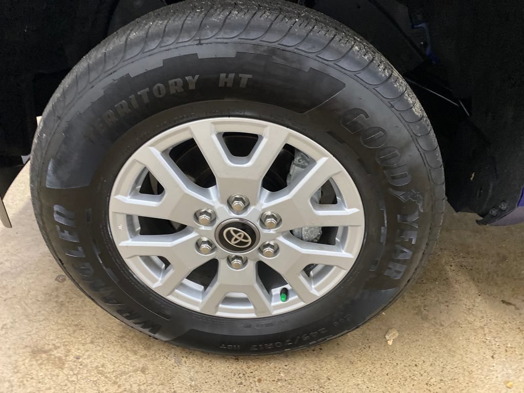 Used 2025 Toyota Tacoma SR5 AWD/4WD image 15