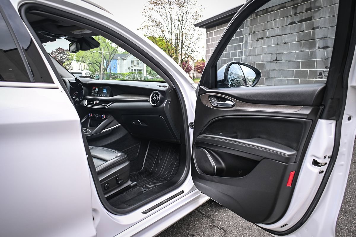 Used 2021 Alfa Romeo Stelvio Ti AWD/4WD image 16