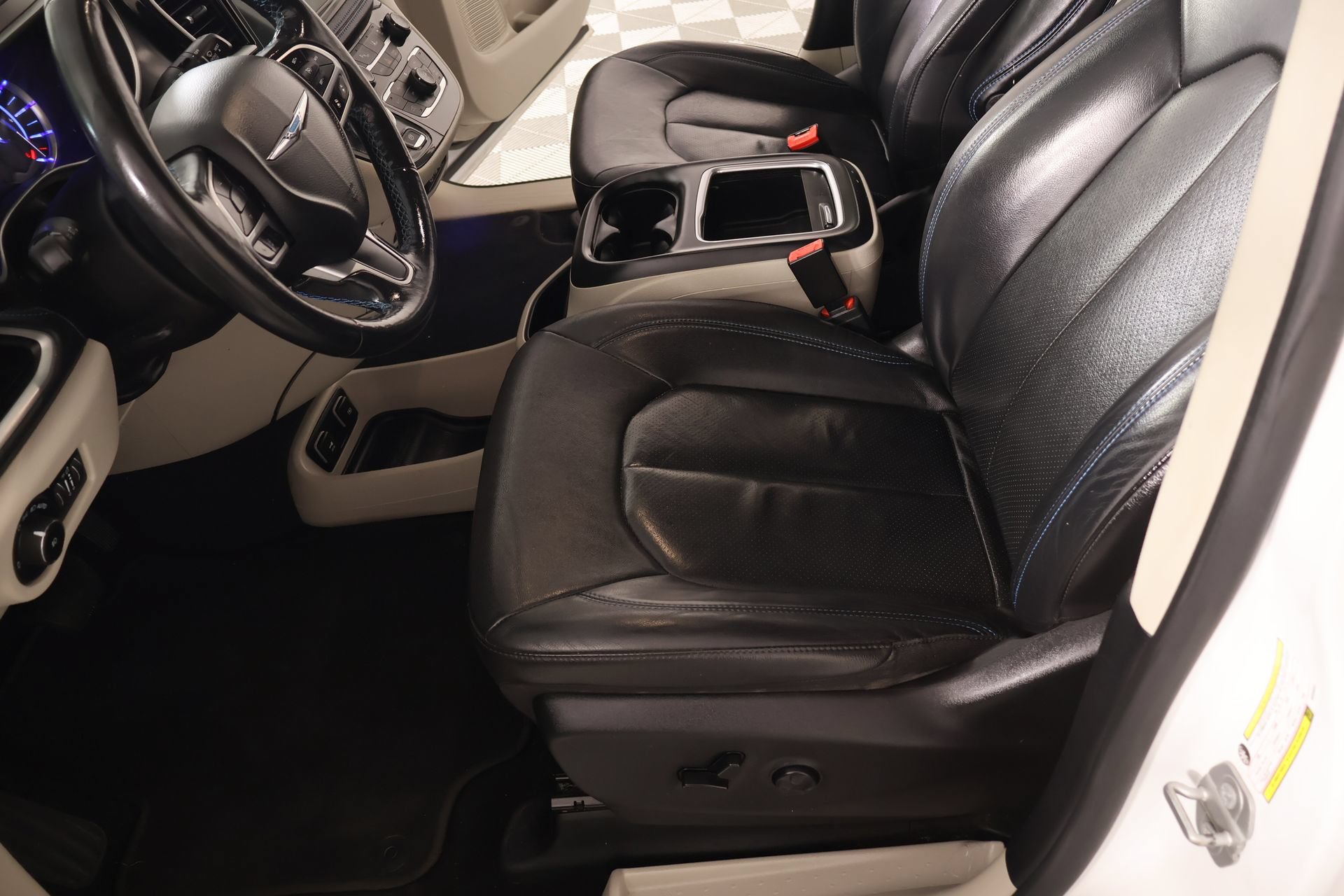 Used 2021 Chrysler Pacifica Touring-L FWD image 12