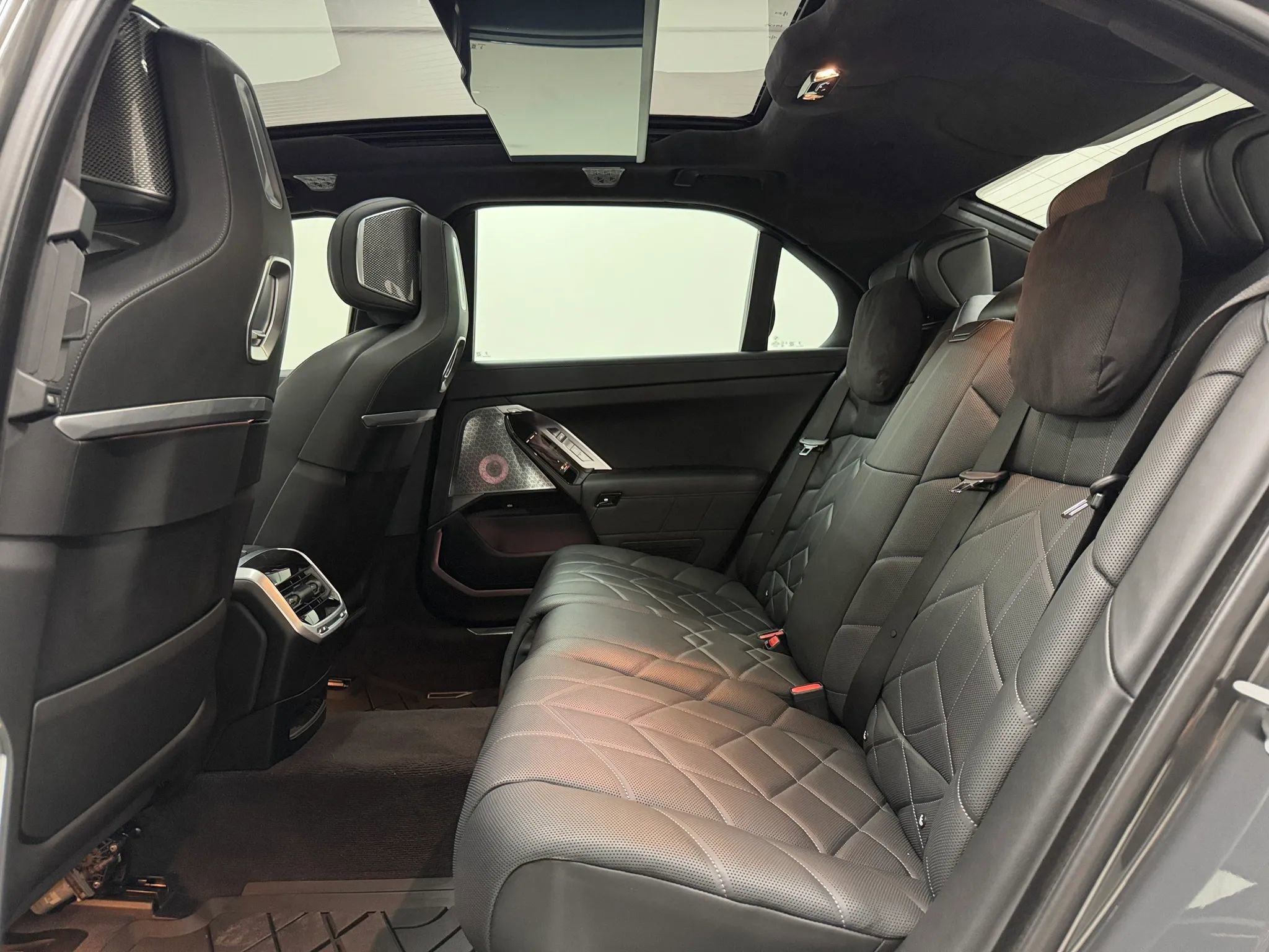 Used 2024 BMW 760i xDrive AWD/4WD image 17