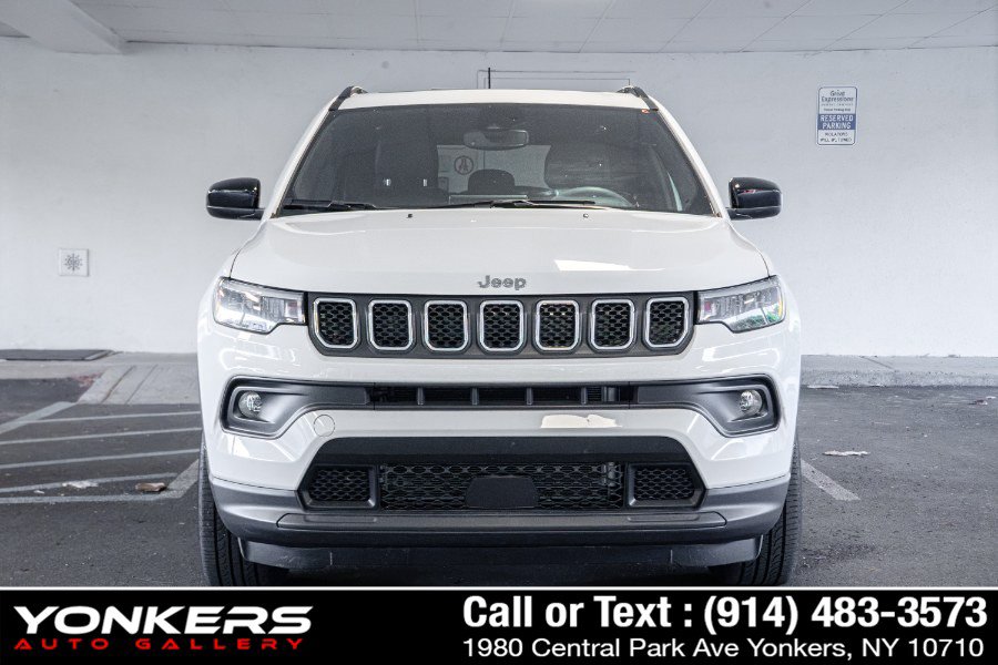 Used 2023 Jeep Compass Latitude w/ Sun and Sound Group AWD/4WD image 3