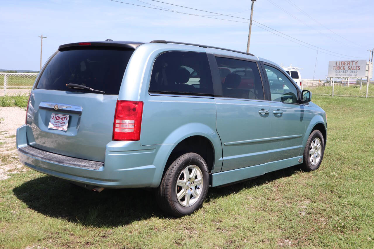 Used 2008 Chrysler Town & Country Touring image 7