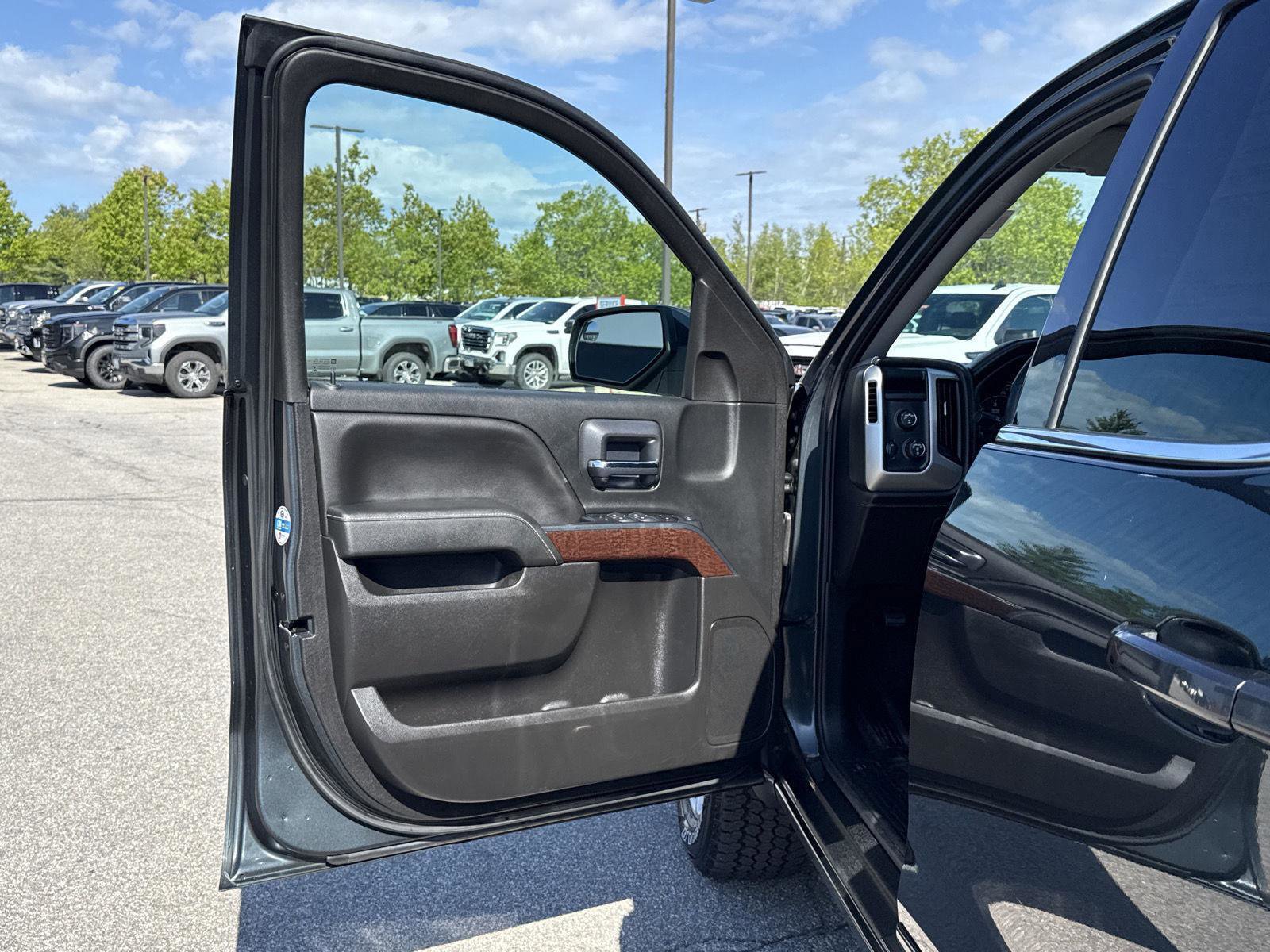 Used 2018 GMC Sierra 1500 SLE w/ SLE Value Package AWD/4WD image 11