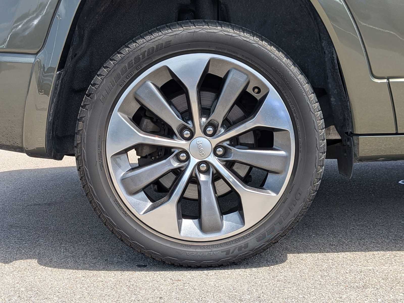 Used 2019 Jeep Cherokee Overland w/ Technology Group AWD/4WD image 12