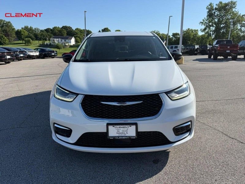 Used 2024 Chrysler Pacifica Touring-L FWD image 11