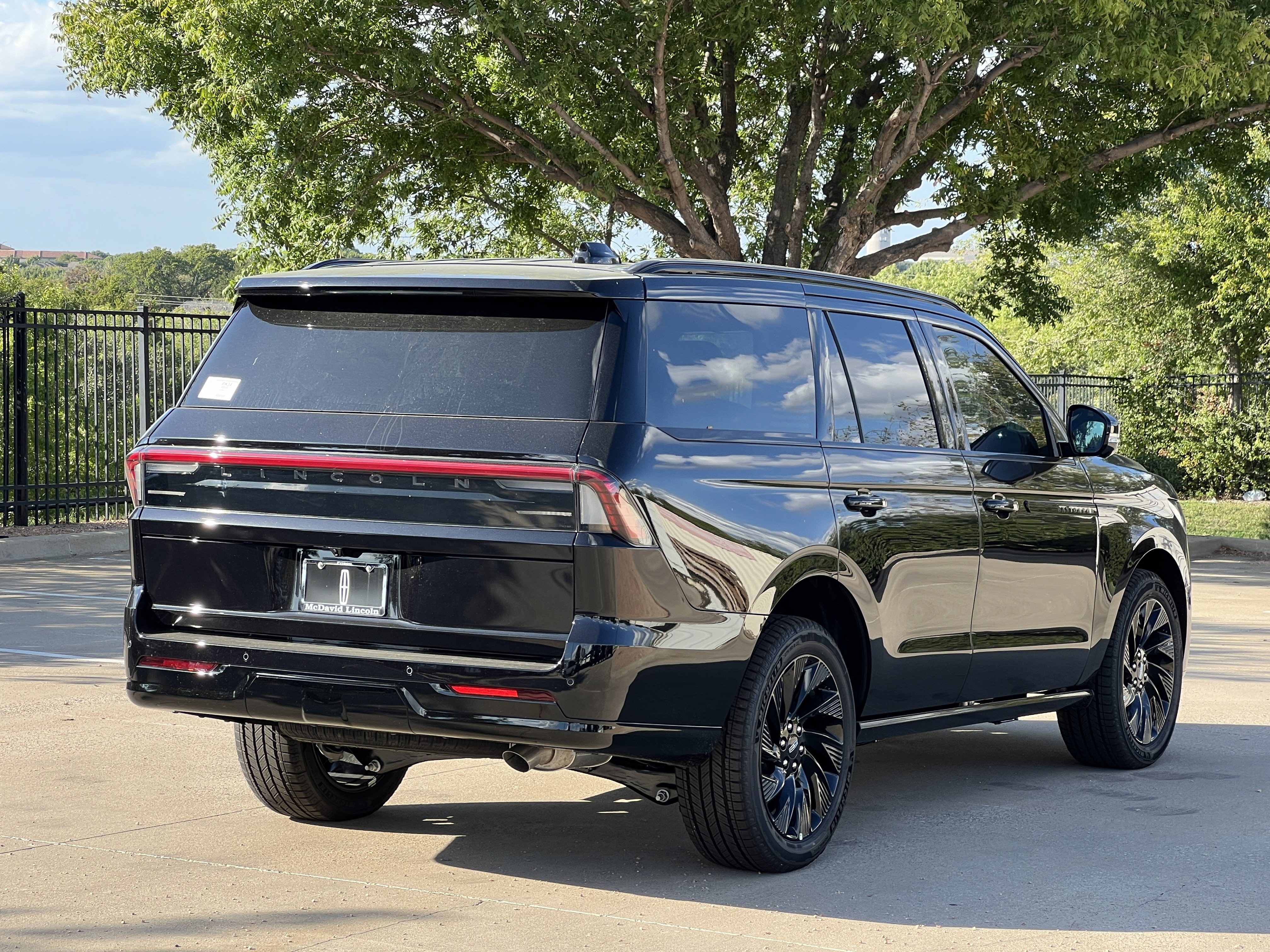 New 2027 Lincoln Navigator Reserve w/ Jet Appearance Package AWD/4WD image 9