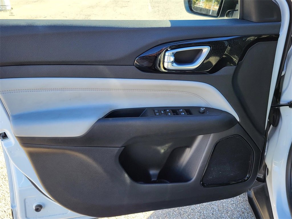 Used 2025 Jeep Compass Limited image 20