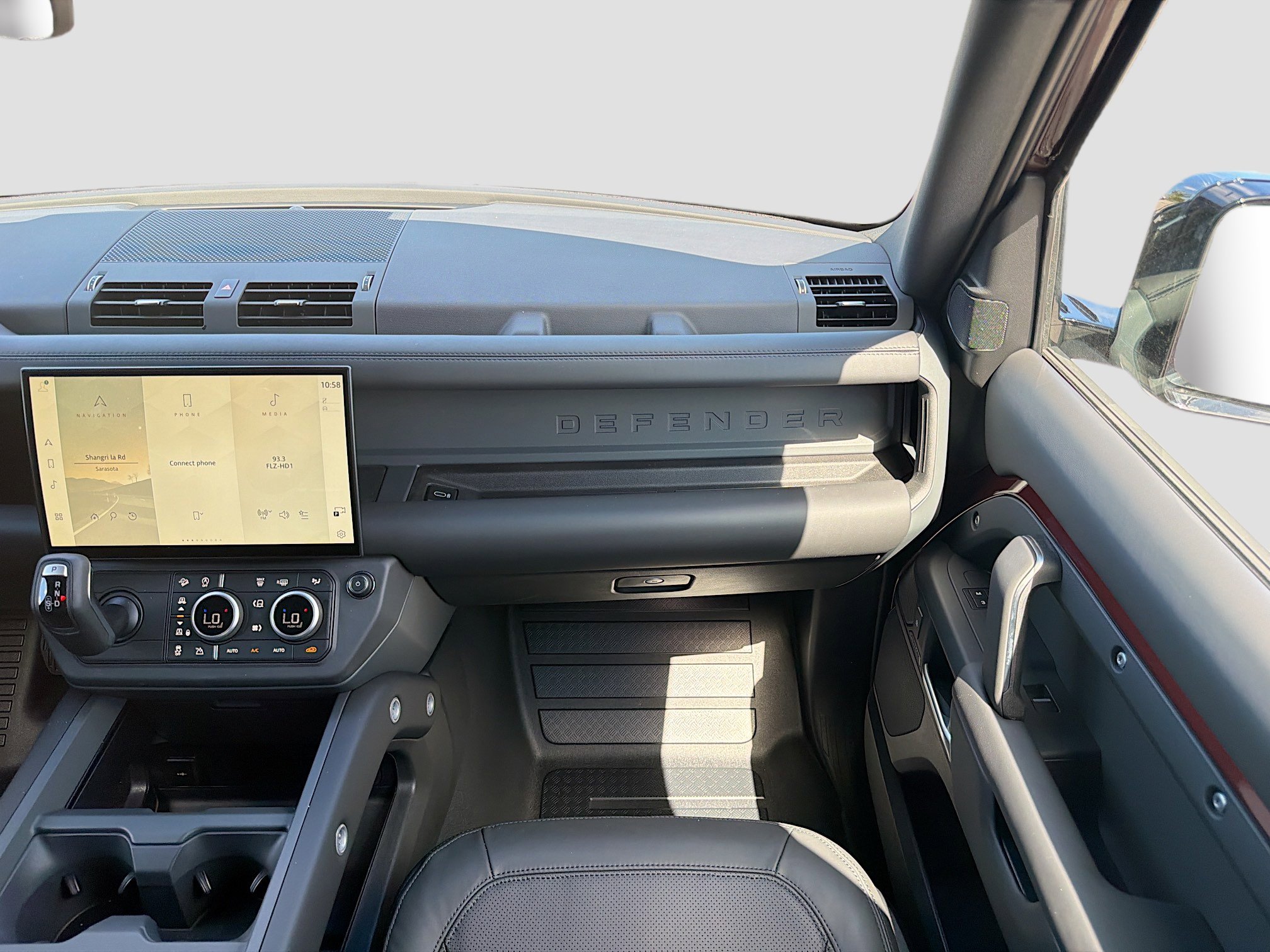 New 2026 Land Rover Defender 130 X-Dynamic SE AWD/4WD image 18