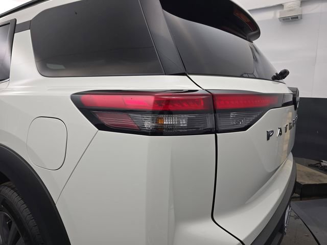 Used 2025 Nissan Pathfinder SV image 18