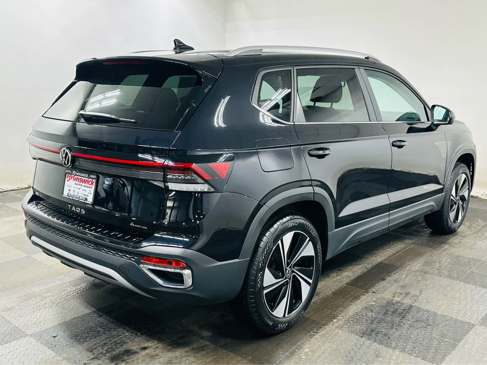 Certified 2025 Volkswagen Taos SE AWD/4WD image 6