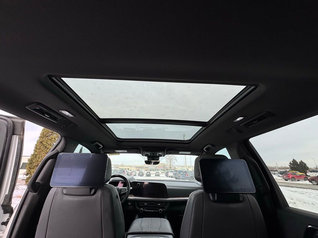 Used 2025 Chevrolet Suburban High Country image 34