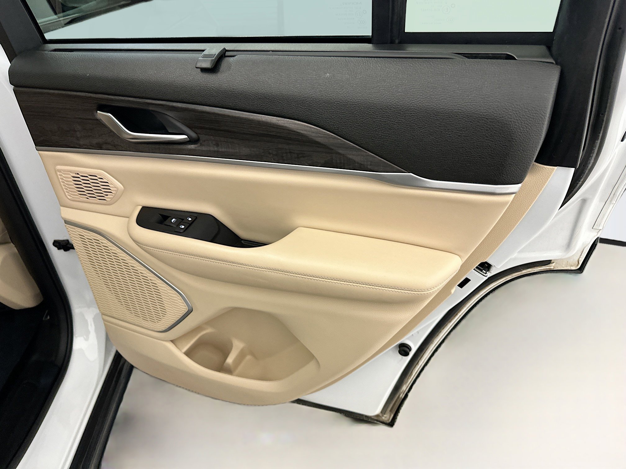 Used 2023 Jeep Grand Cherokee 4WD 4xe w/ Luxury Tech Group II image 33